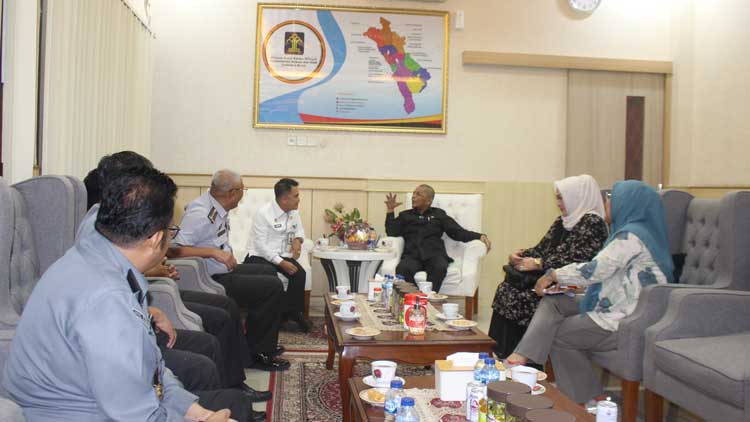 kantor imigrasi padang dan kanwil kemenkumham sumbar punya 1 keluhan serupa 1 kantor imigrasi padang dan kanwil kemenkumham sumbar punya 1 keluhan serupa 1