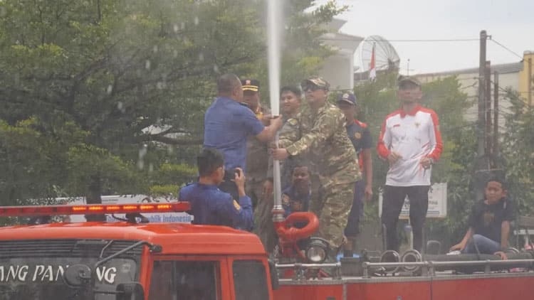 Pawai Alegoris di Padang Panjang Meriah, Hujan Buatan jadi Penutup Spektakuler 3 pawai alegoris di padang panjang meriah hujan buatan jadi penutup spektakuler 1