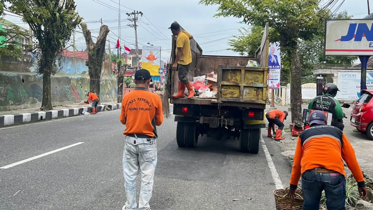 Pawai Alegoris di Padang Panjang Meriah, Hujan Buatan jadi Penutup Spektakuler 4 pawai alegoris di padang panjang meriah hujan buatan jadi penutup spektakuler 2