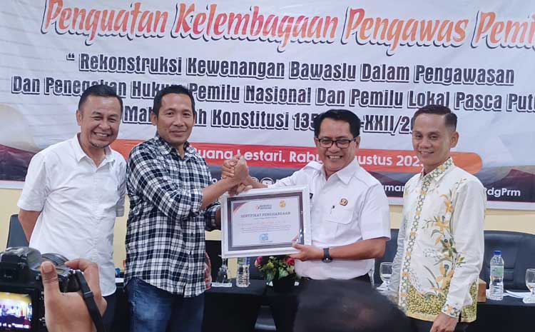 Pelajari Putusan MK Nomor 135, Bawaslu Padang Pariaman Buka Ruang Diskusi 2 pelajari putusan mk nomor 135 bawaslu padang pariaman buka ruang diskusi 1