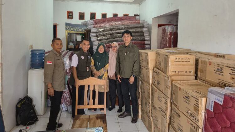 Tim PSNK Kemensos Jemput Bola Layani Lansia dan Disabilitas di Solok Selatan: Bukti Negara Hadir hingga Pelosok 2 Ketua Tim SDM PSNK Kemensos Solsel Khairul Azhar Dt Antoso saat monitoring bantuan bersama Kadis Sosial PMD dan Perwakilan STIS Bogor di Kec. Sangir untuk disalurkan ke seluruh kecamatan di Solok Selatan. Ardi/TimAs
