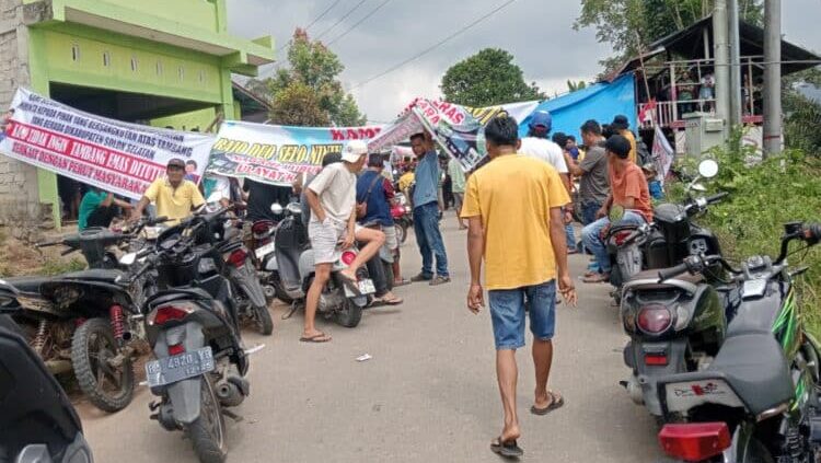 Dipatok Satgas PKH, 800 san Warga Adat Lubuk Gadang Bergerak: 200 Hektar Tanah Ulayat Dipersoalkan 2 Anak keponakan niniak mamak di wilayah Rantau XII Koto Kecamatan Sangir melakukan aksi penolakan pematokan tanah Ulayat oleh Satgas PKH, Senin (26/1/2026). Foto ARDI/TimAs