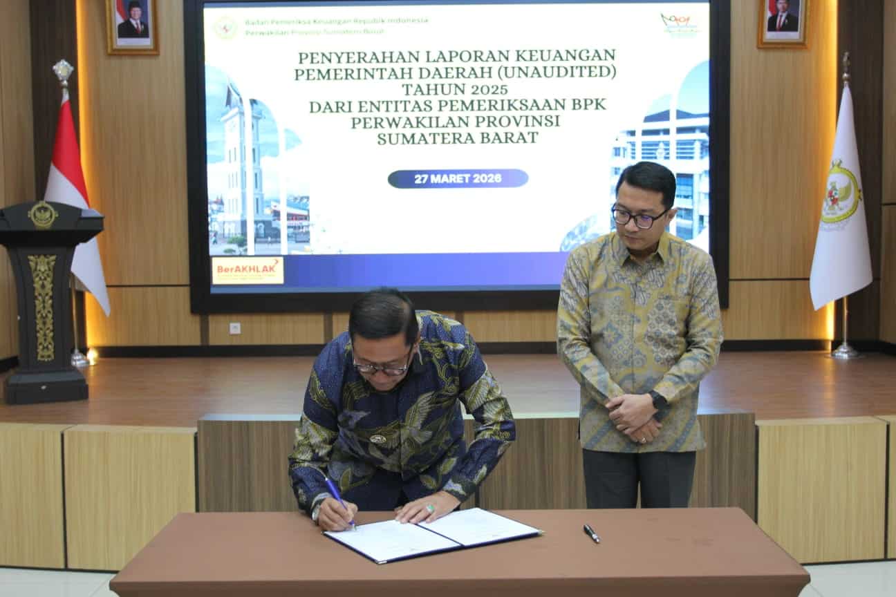 Wako Ramlan Nurmatias Serahkan LKPD 2025 ke BPK Sumbar 2 Wako Ramlan Nurmatias Serahkan LKPD 2025 ke BPK Sumbar