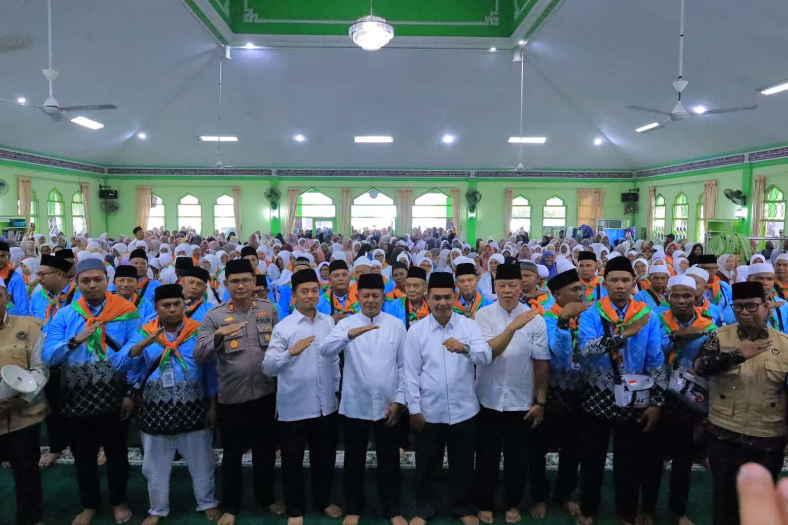 Bupati Welly Suhery Lepas Kloter 10 CJH Pasaman, Tekankan Kesehatan dan Kekompakan 2 IMG 20260503 WA0021