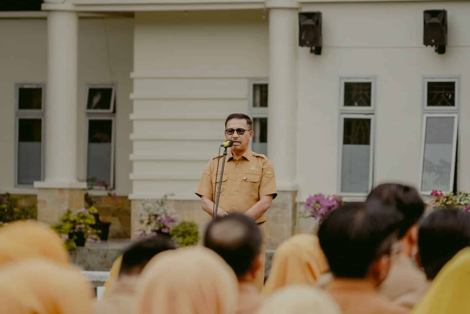 OPD Diminta Perketat Pengawasan Kegiatan dan Matangkan Persiapan RAPBD Tahun 2027 2 Bupati Solok Selatan Khairunas ingatkan ASN perkuat pengawasan pekerjaan di Instasi masing-masing. Ardi/TimAs