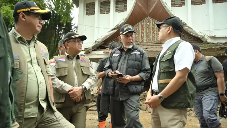Menko PMK Tinjau Dampak Galodo Solok, Pemerintah Perkuat Penanganan dan Mitigasi 2 menko pmk tinjau dampak galodo solok pemerintah 3