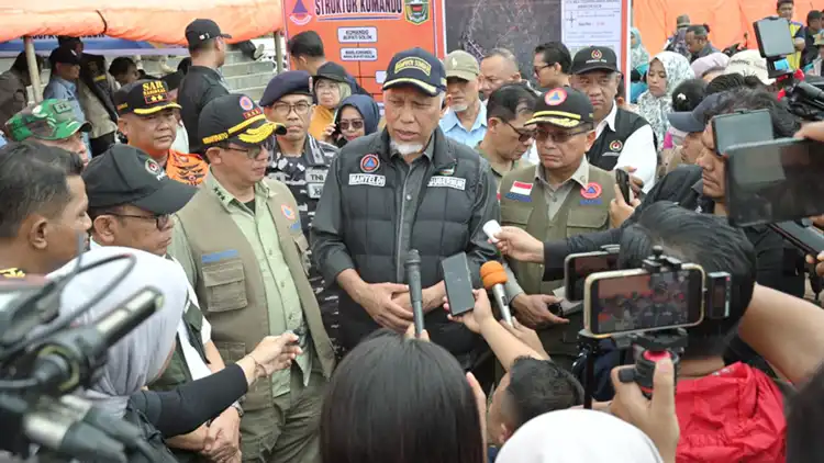 Menko PMK Tinjau Dampak Galodo Solok, Pemerintah Perkuat Penanganan dan Mitigasi 6 menko pmk tinjau dampak galodo solok pemerintah 6