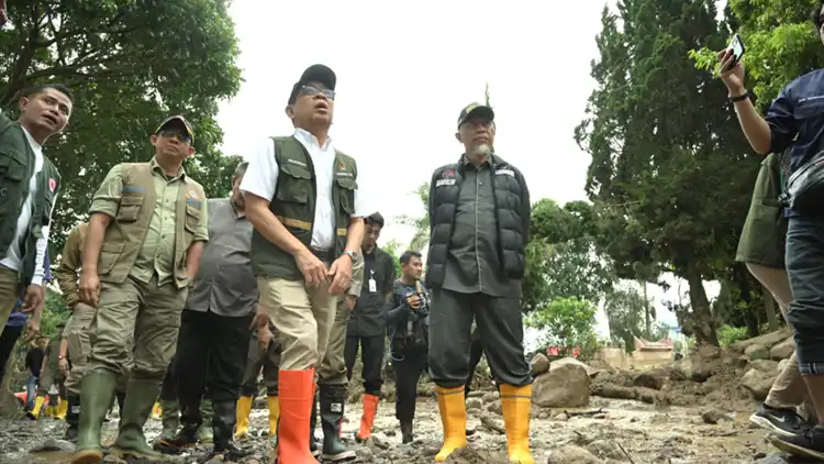 Menko PMK Tinjau Dampak Galodo Solok, Pemerintah Perkuat Penanganan dan Mitigasi 8 menko pmk tinjau dampak galodo solok pemerintah 8