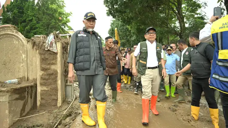Menko PMK Tinjau Dampak Galodo Solok, Pemerintah Perkuat Penanganan dan Mitigasi 7 menko pmk tinjau dampak galodo solok pemerintah 9