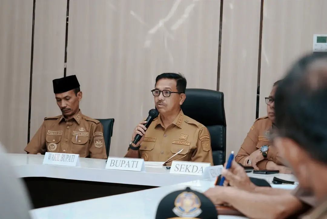 Khairunas Soroti Lemahnya Penegakan Perda, Pengawasan Proyek Strategis Solok Selatan Diperketat 2 Bupati Solok Selatan beri aragalh