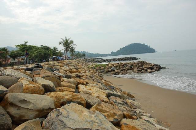 Infografis yang menunjukkan hubungan antara Objek wisata Padang,kunjungan wisata ke Pantai Padang dan peristiwa lain.