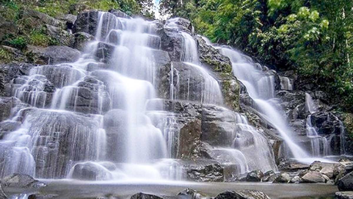 air terjun sarasah keajaiban alam di tengah hutan padang