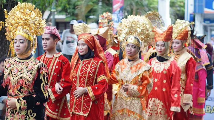 Visual terkait dengan Industri Pakaian di Sumatera Barat dalam artikel ini.