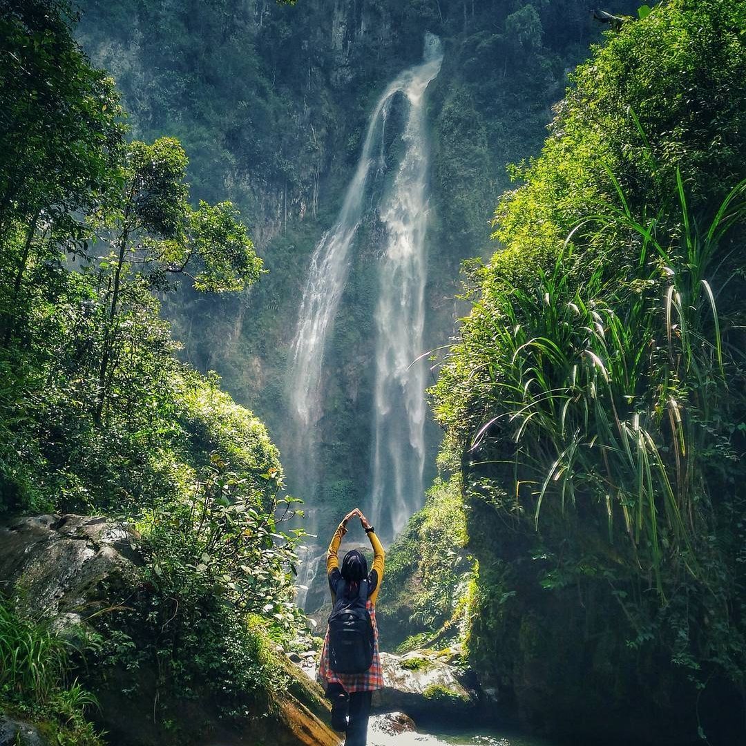 Djawanews Travel Keindahan Air Terjun Ulu Suliti yang Berkepang Dua di Pakan Rabaa Utara Solok Selatan 2 02 air terjun suliti dari jauh petualangtravelingyukcom
