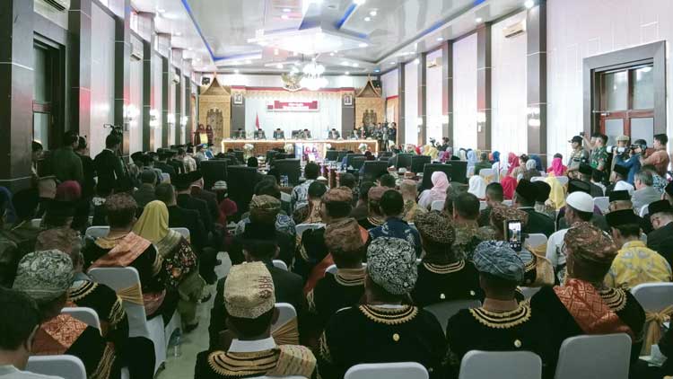 Foto yang menangkap dinamika Skala Prioritas,Ketua DPRD Solok Selatan dalam peristiwa besar.