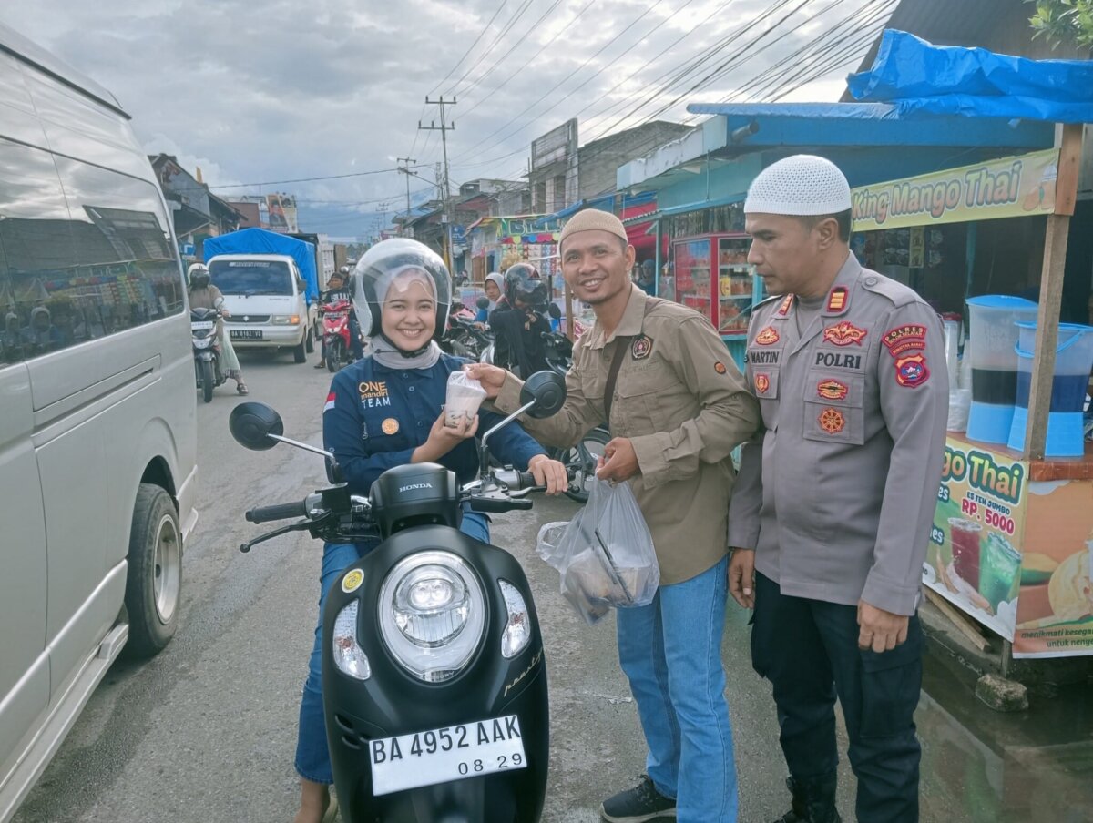 Foto dari lapangan yang menunjukkan perkembangan terbaru tentang Bagikan ratusan takjil,polres solok selatan.