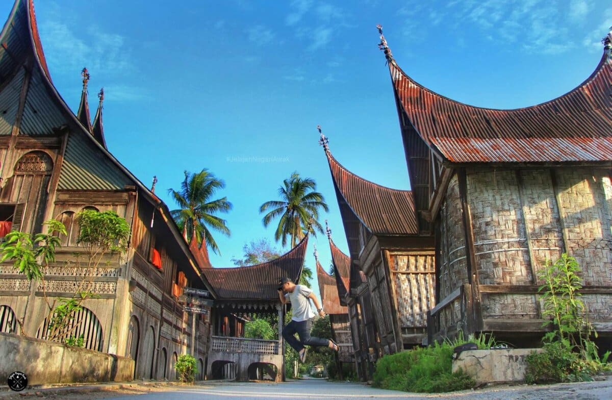 Visual terkait dengan Kawasan Seribu Rumah Gadang: Menelusuri Kejayaan Budaya Minangkabau dalam artikel ini.