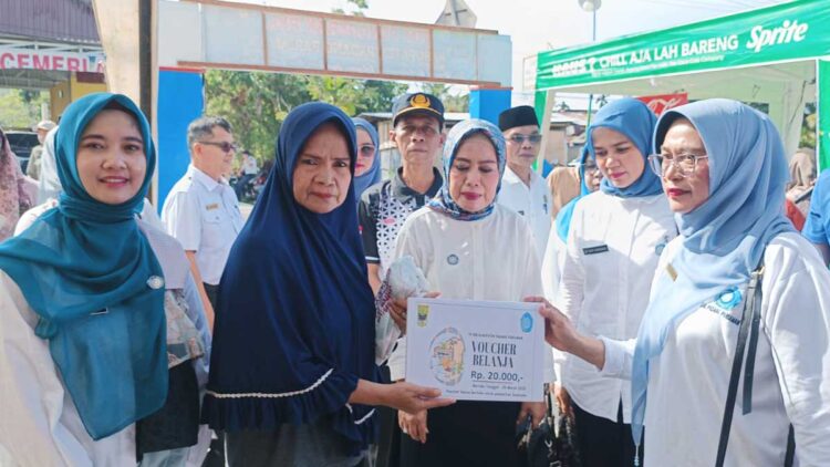 Ilustrasi berita yang menggambarkan reaksi publik terhadap Bazar Pasar Murah PKK Padang Pariaman,Nita Christanti Azis.