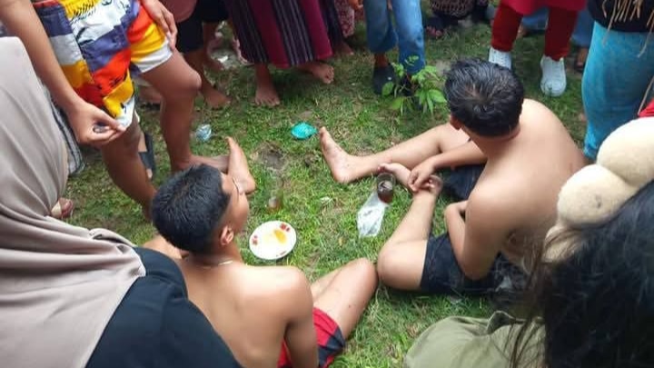 Infografis terkini yang menjelaskan fenomena Wisatawan pantai tiku terseret ombak, ombak di Pantai Tiku dengan detail.