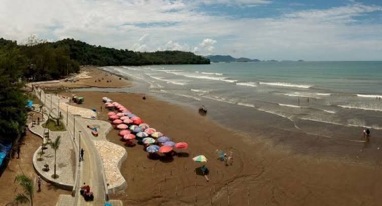 Ilustrasi terkini yang menunjukkan arah perkembangan Wisatawan Kunjungi Pantai Air Manis Selama Libur Lebaran,Dinas Pariwisata Kota Padang.