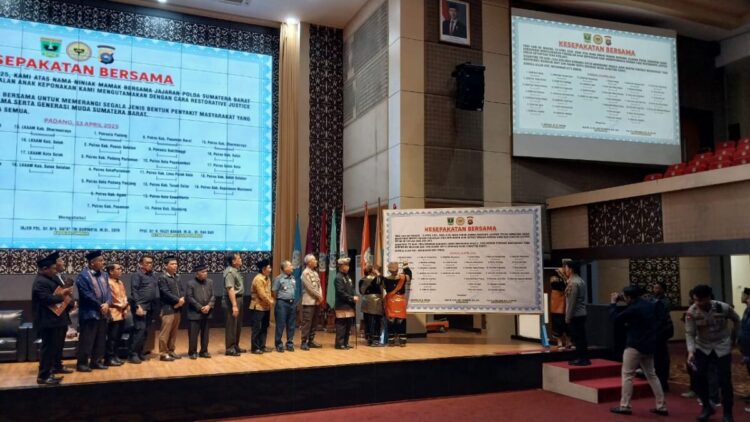 Cuplikan momen kritis dalam perkembangan berita tentang Anggota DPR RI Fraksi PAN,Arisal Aziz,LKAAM Sumbar.