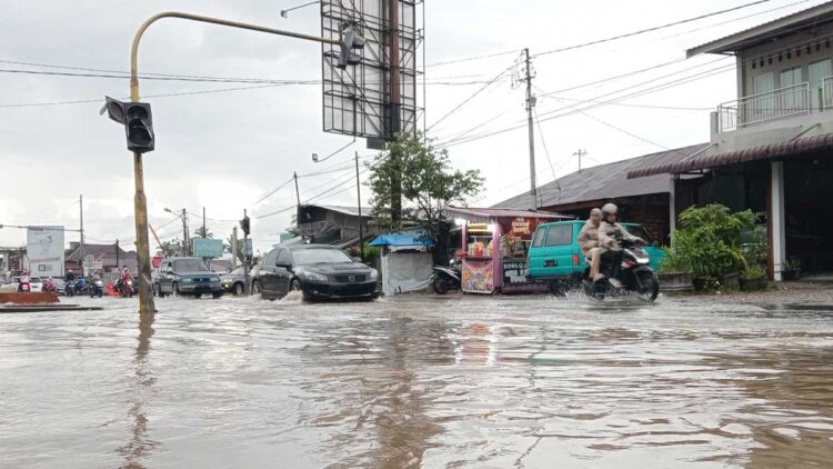 Potret mendalam dari peristiwa yang menjadikan Atasi banjir,persoalan banjir,normalisasi Batang Kandis berita besar.
