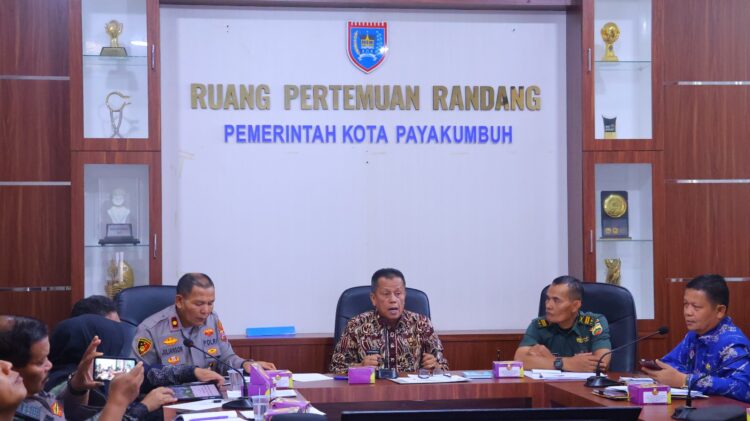 Infografis yang menunjukkan hubungan antara Payakumbuh dan peristiwa lain.