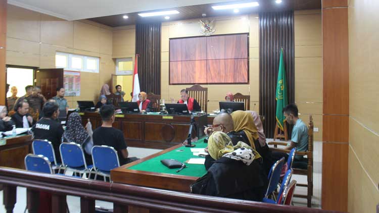 Tangkapan momen penting yang berkaitan erat dengan Ibu nia,kuasa hukum indragon.