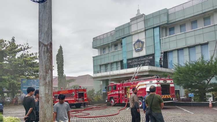 Foto yang menangkap momentum penting terkait isu Kantor Pelayanan Pajak Pratama Padang Satu Terbakar, Kebakaran di KPP Pratama Padang Satu, KPP Pratama Padang Satu akibat kebakaran, kerugian KPP Pratama Padang Satu karena kebakaran.