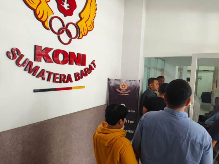 Foto yang menangkap momen emosional dalam berita tentang Ketua Pengprov Cabor dan KONI Daerah Seruduk Kantor KONI Sumbar,Musorprov KONI Sumbar,Kadispora Sumbar.