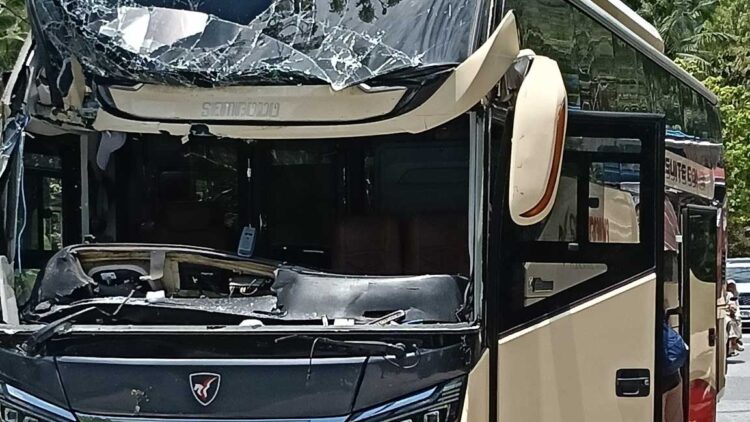 Ilustrasi interaktif yang memberikan perspektif baru tentang Kecelakaan Bus Sembodo di Solok.