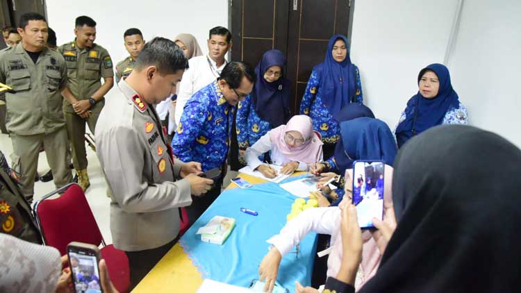 Gambar eksklusif yang menyoroti fenomena Pejabat padang pariaman,tes urine.