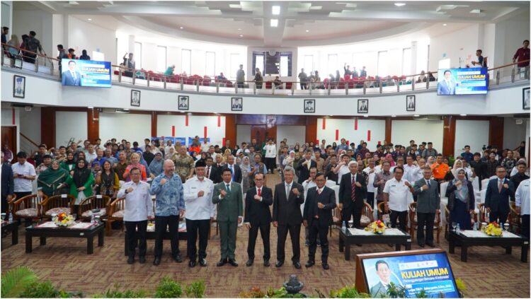 Foto dari lapangan yang menunjukkan perkembangan terbaru tentang Padang.