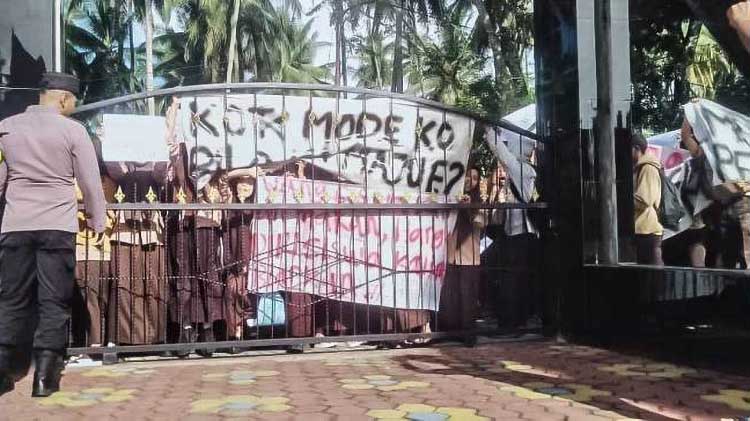 Ilustrasi berita yang menggambarkan reaksi publik terhadap Siswa SMAN 1 Sungai Geringging demo,pelecehan seksual,sman 1 sungai geringging.
