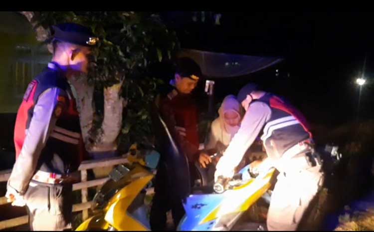Ilustrasi menarik yang menggambarkan Ibu-ibu Kehabisan BBM di Tengah Malam,Tim Patroli Sat Samapta Polres Tanah Datar dengan jelas.