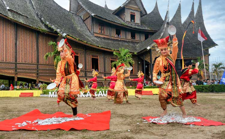 Gambar yang memperlihatkan suasana di sekitar isu Tari Piring.