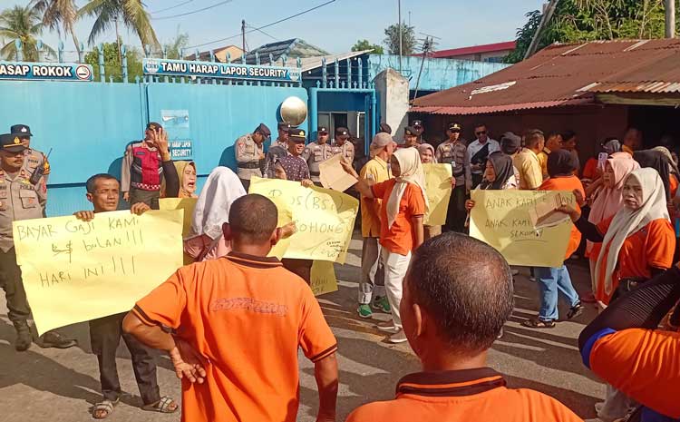 Gambar yang merepresentasikan Karyawan Bumi Sarimas,Demo karyawan PT Bumi Sarimas Indonesia,buruh PT Bumi Sarimas Indonesia,manajemen PT Bumi Sarimas Indonesia,demo di Padang Pariaman dari sudut pandang yang berbeda.