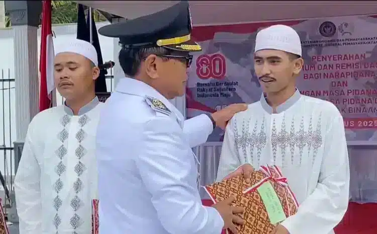Foto jurnalistik yang menangkap situasi di lapangan tentang Warga binaan Lapas Pariaman bebas,narapidana di Lapas Pariaman.