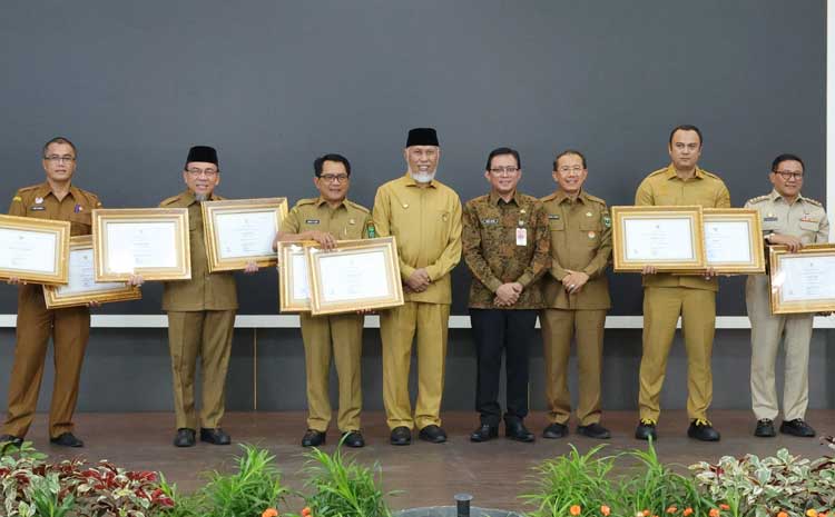 Foto yang menangkap momentum penting terkait isu Batagak Kudo-kudo,Katumbak di Padang Pariaman.