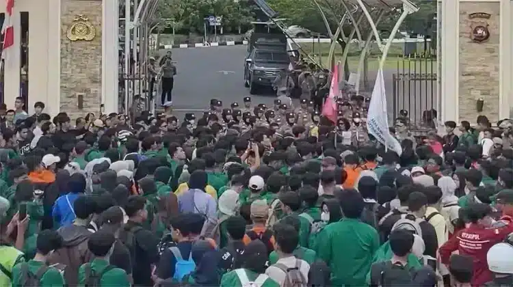 Potret mendalam dari peristiwa yang menjadikan Demo di Polda Sumbar,Aksi teatrikal di Polda Sumbar,aksi di Polda Sumbar,Koalisi Masyarakat Sipil Sumatera Barat berita besar.