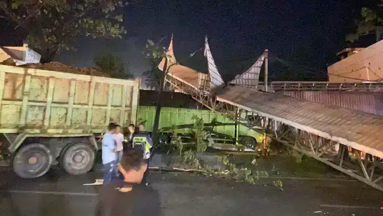 Gambar yang menggambarkan momen bersejarah terkait Gapura di Depan SPN Padang Roboh,jalan padang-solok,SPN Padang Besi.