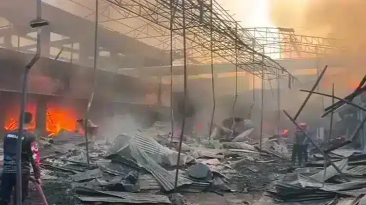 Foto yang menangkap momen emosional dalam berita tentang Kebakaran Pasar Payakumbuh Blok Barat.