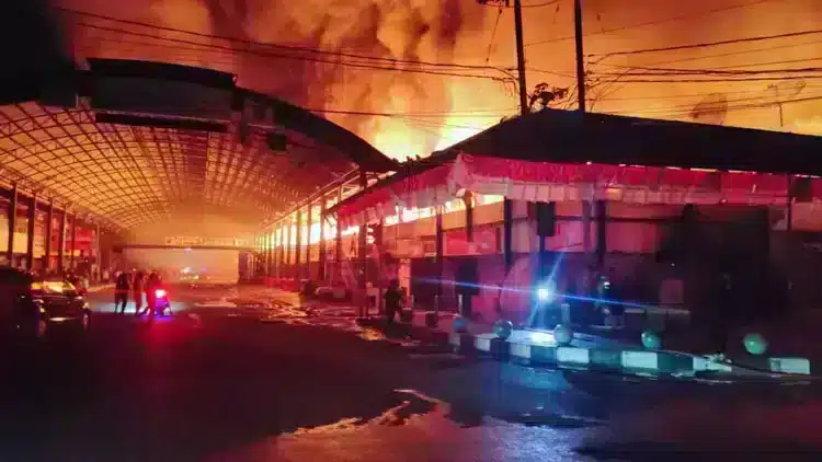 Foto yang menangkap momen emosional dalam berita tentang Pasar Kanopi Blok Barat Payakumbuh,kebakaran di Pasar Payakumbuh.