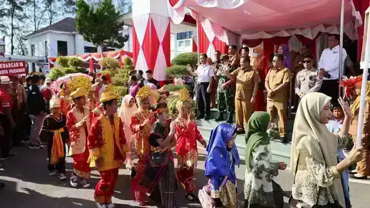 Momen menarik dalam berita yang melibatkan Pawai Alegoris Pariaman 2025.
