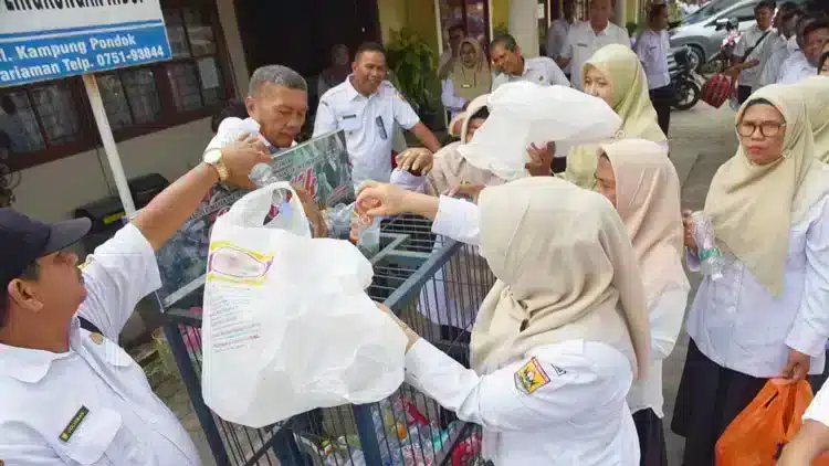Momen menarik dalam berita yang melibatkan Pengelolaan Sampah di Kota Pariaman,Sedekah Botol Plastik,sebotik.
