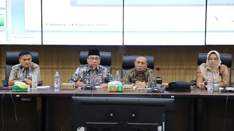 Ilustrasi menarik yang menggambarkan Rapat Evaluasi Semester 1 Pemko Padang,Rapat Evaluasi Pelaksanaan Kegiatan Pembangunan Semester I Tahun Anggaran 2025 dengan jelas.