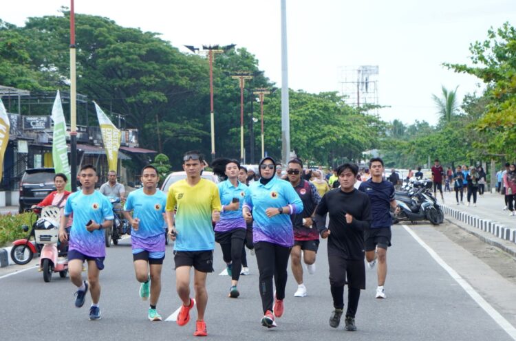 Gambar jurnalistik yang memberikan wawasan mendalam tentang Fun Run HJK Padang ke-356,Sutan Sjahrir Air Force Base.