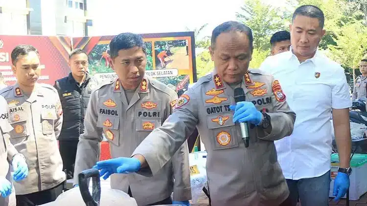 Foto jurnalistik yang menangkap situasi di lapangan tentang Tersangka Kasus Mutilasi di Batang Anai,pembunuhan di Batang Anai.