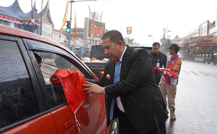 Gambar ilustratif yang menggambarkan inti berita tentang Bagikan Bendera Merah Putih,pembagian bendera merah putih di Padang Panjang.