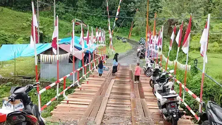 Foto yang menangkap dinamika Jembatan di Matur dalam peristiwa besar.